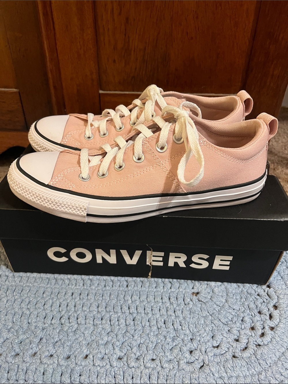 BRAND NEW Converse Low Top Sneakers in Pale Pink and White